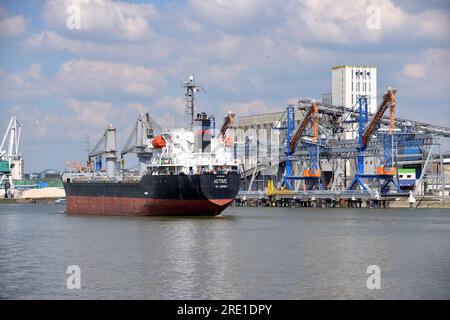 Rouen Grand Couronne (Francia settentrionale): Porto fluviale che attraversa la Senna, porto HAROPA. Senalia silos di cereali sulle rive della Senna con spirito Foto Stock