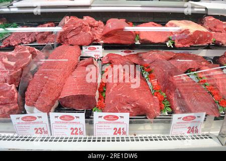 Carne rossa di produttori locali venduta nel reparto macellaio di un supermercato Carrefour. Carne di alta qualità Foto Stock