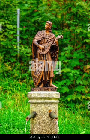 Fontana in onore del minstrel Hiltbolt von Schwangau a Hohenschwangau, Schwangau, Baviera, Germania. Foto Stock