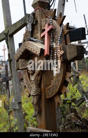 Crocifissi e croci sulla «Collina delle croci», un luogo di pellegrinaggio a nord della città di Šiauliai, nella Lituania settentrionale. Profondità di campo ridotta Foto Stock