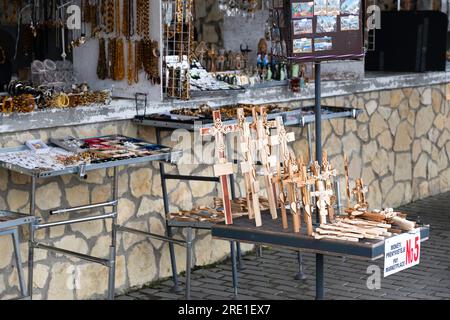 Crocifissi, croci e immagini di Gesù Cristo in vendita in una bancarella del mercato sulla Collina delle Croci, un luogo di pellegrinaggio Foto Stock