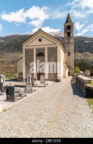 La chiesa parrocchiale di Sant Maurizio con cimitero a Chironico, comune di Faido nel Canton Ticino, provincia di Leventina, Svizzera Foto Stock