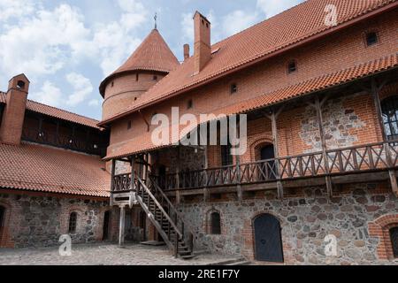 Vecchio castello di Trakai con le sue gallerie di scale in legno e la torre angolare a Trakai, Lituania, Europa orientale Foto Stock