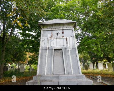 un monumento in pietra in un cimitero Foto Stock