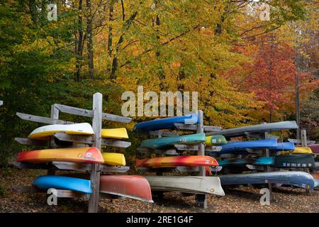 Kayak Rack di storage Foto Stock