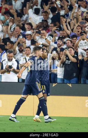Los Angeles, Stati Uniti. 23 luglio 2023. Il centrocampista del Real Madrid Federico Valverde (L) festeggia un gol con l'attaccante Rodrygo Silva (R) durante una partita del Soccer Champions Tour tra il Milan e il Real Madrid FC a Pasadena. Punteggio finale: Real Madrid FC 3:2 AC Milan crediti: SOPA Images Limited/Alamy Live News Foto Stock