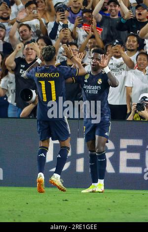 Los Angeles, Stati Uniti. 23 luglio 2023. L'attaccante del Real Madrid Vinícius Júnior (R) celebra un gol con l'attaccante del Real Madrid Rodrygo Silva (L) durante una partita del Soccer Champions Tour tra l'AC Milan e il Real Madrid FC a Pasadena. Punteggio finale: Real Madrid FC 3:2 AC Milan crediti: SOPA Images Limited/Alamy Live News Foto Stock