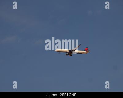 Moderni aerei di linea che si avvicinano ad un aeroporto. con il bel tempo. La colorata livrea delle compagnie aeree rende distintivi gli aerei commerciali. Foto Stock