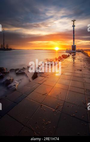 Balaton Siofok Ungheria. Splendido tramonto sul Lago Balaton, con riflessi nell'acqua Foto Stock