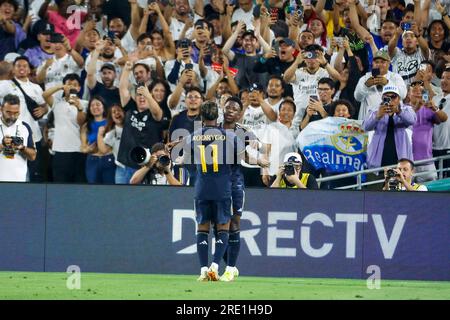 Los Angeles, Stati Uniti. 23 luglio 2023. L'attaccante del Real Madrid Vinícius Júnior (R) celebra un gol con l'attaccante del Real Madrid Rodrygo Silva (L) durante una partita del Soccer Champions Tour tra l'AC Milan e il Real Madrid FC a Pasadena. Punteggio finale: Real Madrid FC 3:2 AC Milan (foto di Ringo Chiu/SOPA Images/Sipa USA) credito: SIPA USA/Alamy Live News Foto Stock