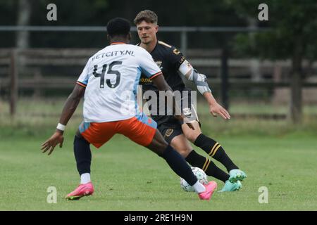 Deventer, Paesi Bassi. 22 luglio 2023. DEVENTER, PAESI BASSI - 22 LUGLIO: BAS Kuipers dei Go Ahead Eagles durante la partita amichevole di pre-stagione tra Go Ahead Eagles e FC Den Bosch il 22 luglio 2023 a Deventer, Paesi Bassi (foto di Henny Meyerink/BSR Agency) credito: BSR Agency/Alamy Live News Foto Stock