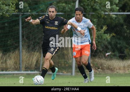 Deventer, Paesi Bassi. 22 luglio 2023. DEVENTER, PAESI BASSI - 22 LUGLIO: Aventis Aventisian di Go Ahead Eagles durante la partita amichevole di pre-stagione tra Go Ahead Eagles e FC Den Bosch il 22 luglio 2023 a Deventer, Paesi Bassi (foto di Henny Meyerink/BSR Agency) credito: BSR Agency/Alamy Live News Foto Stock