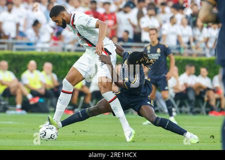 Los Angeles, Stati Uniti. 23 luglio 2023. Il centrocampista del Milan Ruben Loftus-Cheek (L) e il centrocampista del Real Madrid Eduardo Camavinga (R) in azione durante una partita del Soccer Champions Tour tra l'AC Milan e il Real Madrid FC a Pasadena. Punteggio finale: Real Madrid FC 3:2 AC Milan (foto di Ringo Chiu/SOPA Images/Sipa USA) credito: SIPA USA/Alamy Live News Foto Stock