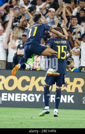 Los Angeles, Stati Uniti. 23 luglio 2023. Il centrocampista del Real Madrid Federico Valverde (R) festeggia un gol con l'attaccante Rodrygo Silva (L) durante una partita del Soccer Champions Tour tra il Milan e il Real Madrid FC a Pasadena. Punteggio finale: Real Madrid FC 3:2 AC Milan (foto di Ringo Chiu/SOPA Images/Sipa USA) credito: SIPA USA/Alamy Live News Foto Stock