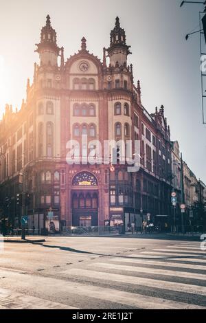 Un sogno! Un tempo una galleria, quasi in rovina e ora un hotel di lusso a cinque stelle del gruppo hyatt in Ungheria a Budapest. Il Parisi Udvar Hotel On Foto Stock