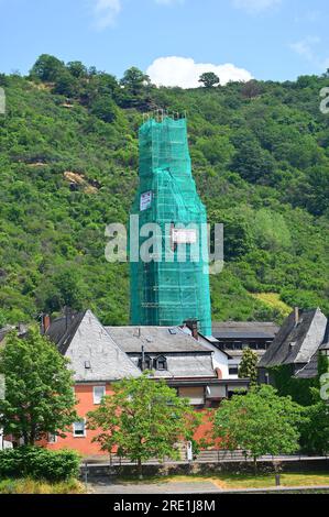 Castelli, torri e guglie sono attrazioni panoramiche sparse lungo il corso d'acqua medio della Valle del Reno. Foto Stock