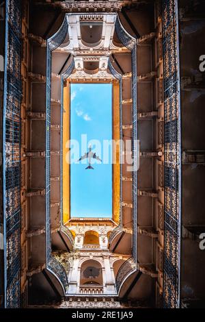 I famosi e famosi cortili e cortili nel quartiere ebraico di Budapest in Ungheria. Tipico dell'architettura ungherese della città Foto Stock