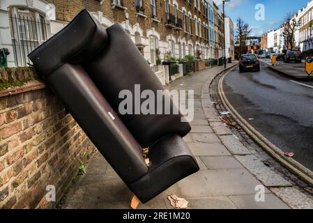 il divano è stato scaricato sul lato della strada Foto Stock