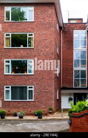 Manchester Regno Unito 22 luglio 2023 edificio di appartamenti in mattoni costruito nelle case in stile tetto piatto degli anni '1970 Foto Stock