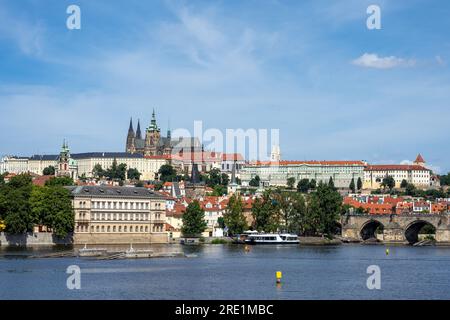 Panorama del famoso Ponte Carlo e del Castello di Praga in una giornata di sole Foto Stock
