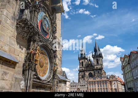 Il famoso orologio astronomico e la chiesa di Tyn a Praga in una giornata di sole Foto Stock