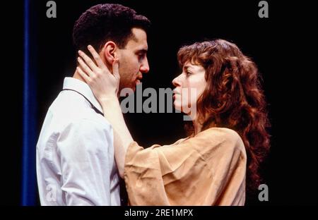 Vincenzo Ricotta (Romeo), Suzan Sylvester (Giulietta) in ROMEO E GIULIETTA di Shakespeare al Young Vic, Londra SE1 11/02/1986 Design: Fran Thompson illuminazione: Paul Denby regista: David Thacker Foto Stock