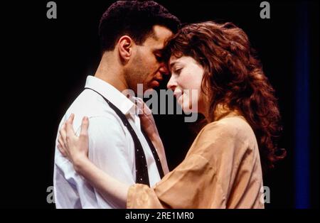 Vincenzo Ricotta (Romeo), Suzan Sylvester (Giulietta) in ROMEO E GIULIETTA di Shakespeare al Young Vic, Londra SE1 11/02/1986 Design: Fran Thompson illuminazione: Paul Denby regista: David Thacker Foto Stock