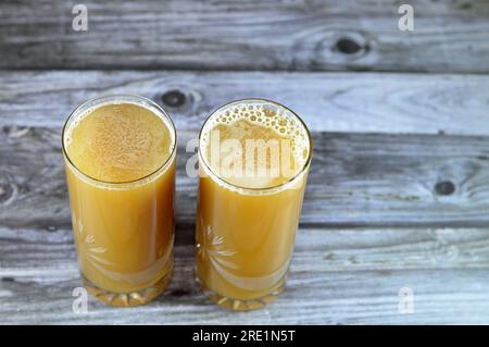 Succo di canna da zucchero, il liquido estratto dalla canna da zucchero pressata. Viene consumato come bevanda in India, Nord Africa, America Latina, Sud-Est asiatico, obta Foto Stock