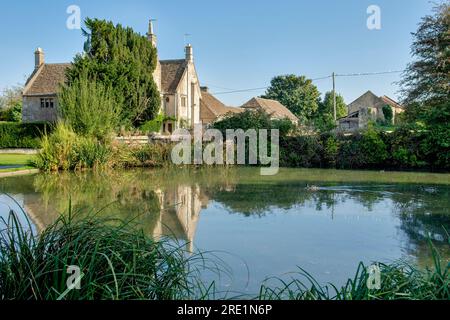 Il pittoresco villaggio di Biddestone e lo stagno delle anatre nelle Cotswolds, in Inghilterra, in estate dove è stata girata Agatha Raisin Foto Stock