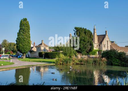 Il pittoresco villaggio di Biddestone nelle Cotswolds, Inghilterra, in estate, dove è stata girata Agatha Raisin Foto Stock
