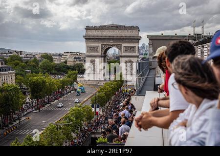 Parigi, Francia. 23 luglio 2023. Vista dell'Arco di Trionfo durante l'arrivo del Tour de France agli Champs-Elysées. Arrivato agli Champs Elysées di Parigi nella 21a e ultima tappa del Tour de France, con una massiccia affluenza di fan danesi per celebrare la vittoria di Jonas Vingegaard del team Jumbo-Visma. Nella volata finale, il belga Jordi Meeus ha superato Jasper Philipsen e ha vinto la fase finale. Credito: SOPA Images Limited/Alamy Live News Foto Stock