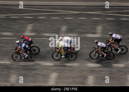 Parigi, Francia. 23 luglio 2023. I ciclisti hanno visto correre all'arrivo agli Champs-Elysées. Arrivato agli Champs Elysées di Parigi nella 21a e ultima tappa del Tour de France, con una massiccia affluenza di fan danesi per celebrare la vittoria di Jonas Vingegaard del team Jumbo-Visma. Nella volata finale, il belga Jordi Meeus ha superato Jasper Philipsen e ha vinto la fase finale. Credito: SOPA Images Limited/Alamy Live News Foto Stock