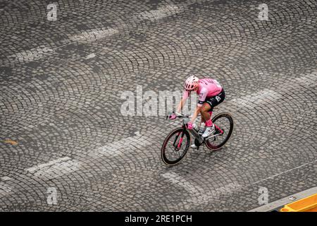 Parigi, Francia. 23 luglio 2023. L'atleta danese Magnus Cort Nielsen ha visto correre sugli Champs-Elysées. Arrivato agli Champs Elysées di Parigi nella 21a e ultima tappa del Tour de France, con una massiccia affluenza di fan danesi per celebrare la vittoria di Jonas Vingegaard del team Jumbo-Visma. Nella volata finale, il belga Jordi Meeus ha superato Jasper Philipsen e ha vinto la fase finale. Credito: SOPA Images Limited/Alamy Live News Foto Stock