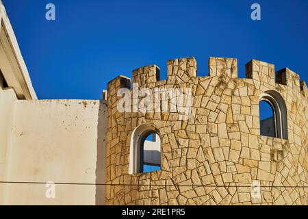 Finestre in strada in Marocco Foto Stock