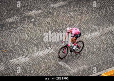 Parigi, Francia. 23 luglio 2023. L'atleta danese Magnus Cort Nielsen ha visto correre sugli Champs-Elysées. Arrivato agli Champs Elysées di Parigi nella 21a e ultima tappa del Tour de France, con una massiccia affluenza di fan danesi per celebrare la vittoria di Jonas Vingegaard del team Jumbo-Visma. Nella volata finale, il belga Jordi Meeus ha superato Jasper Philipsen e ha vinto la fase finale. (Foto di Telmo Pinto/SOPA Images/Sipa USA) credito: SIPA USA/Alamy Live News Foto Stock