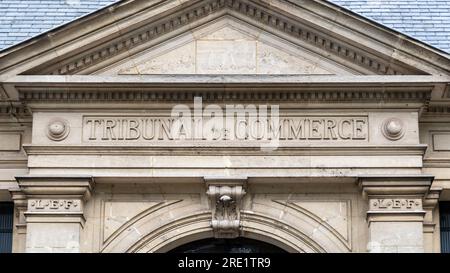 Firmare con la dicitura "Tribunal de Commerce" (che significa "Tribunale commerciale") scritta in francese sul frontone di un palazzo di un tribunale commerciale Foto Stock