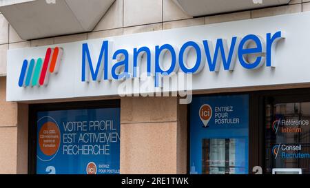 Firma e logo di un ufficio Manpower. Manpower è un marchio della multinazionale Manpowergroup, specializzata in risorse umane e lavoro temporaneo Foto Stock