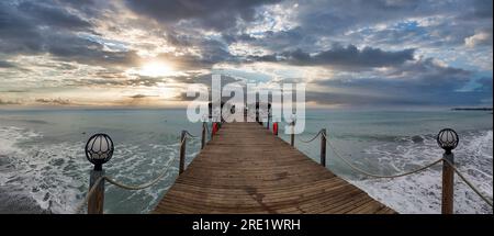 Molo sul mare con un tramonto spettacolare. Foto Panorama. Foto Stock