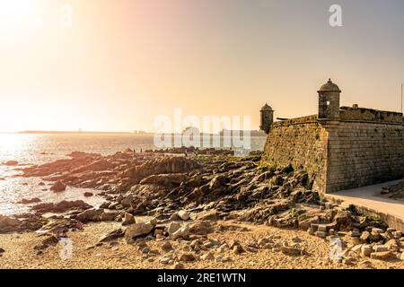 forte di san francesco saverio sulla spiaggia di matosinhos a Porto Portogallo al tramonto. Foto Stock