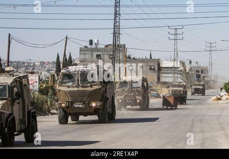 Nalus, Palestina. 24 luglio 2023. I rinforzi militari israeliani entrano nel campo profughi di Askar durante un'operazione militare all'interno del campo, a est di Nablus, nella Cisgiordania occupata. L'esercito israeliano fece irruzione nei campi di Nour Shams, ad est di Tulkarm, e Aqabat Jabr a Gerico, Askar, ad est di Nablus, durante un'operazione congiunta allo stesso tempo per arrestare persone ricercate. Credito: SOPA Images Limited/Alamy Live News Foto Stock