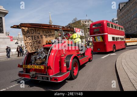 Protesta contro l'ULEZ a Trafalgar Square Londra 3 maggio 2023 Foto Stock