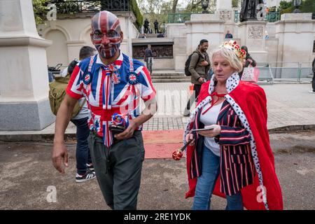 Gente che fa la coda al centro commerciale vicino a Buckingham Palace per vedere l'Incoronazione di Kings Charles il 6 maggio 2023 Foto Stock