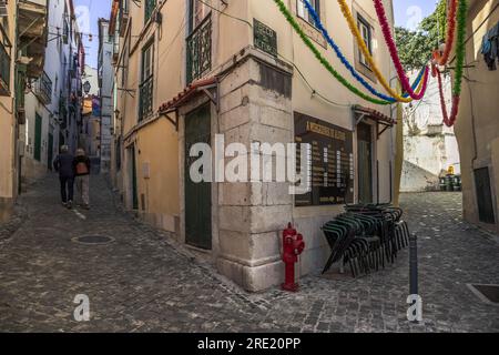 Nel centro storico di Alfama si trovano bellissime stradine strette, case e negozi. Mediterraneo, Lisbona, Portogallo Foto Stock