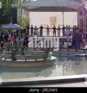Evento culturale con giovani provenienti da tutto il mondo in costume tradizionale che si incontrano e si esibiscono sul palco della città di Plovdiv, Bulgaria, 24 luglio 2023. Foto Stock