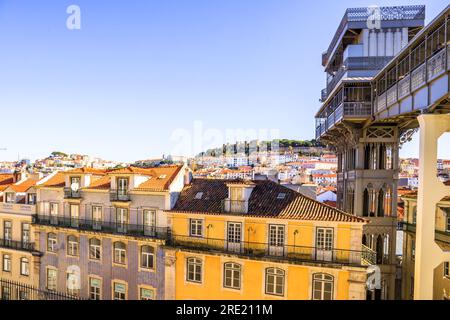 Ascensore di Santa Justa a Lisbona. Ascensore storico con piattaforma di osservazione della città di Lisbona, vecchie case, stradine strette, storico centro storico del Portogallo. Foto Stock