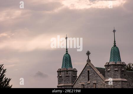 Guglie e picco di St Bridget's Cathedral in East Falls, zona di Philadelphia, Pennsylvania. Foto Stock