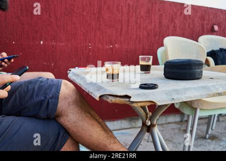Tavolo e sedie in una vecchia caffetteria marocchina Foto Stock