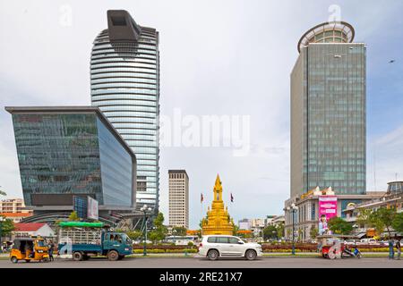 Phnom Penh, Cambogia - agosto 26 2018: Ex Stupa del Buddha tra la torre di Vattanac e la torre di Canadia. Foto Stock