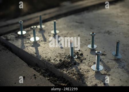 Costruzione di fondazioni. Bullone in acciaio nel calcestruzzo. Dispositivi di fissaggio per telaio. Dettagli di costruzione. Foto Stock