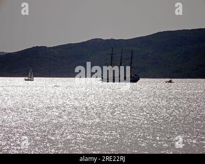 Retroilluminazione sull'isola di la Maddalena da Palau, Sardegna, Italia. Foto Stock